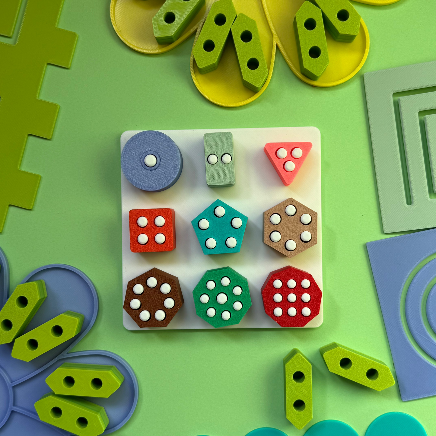 Sorter toy with different geometries and colors - 1 to 9
